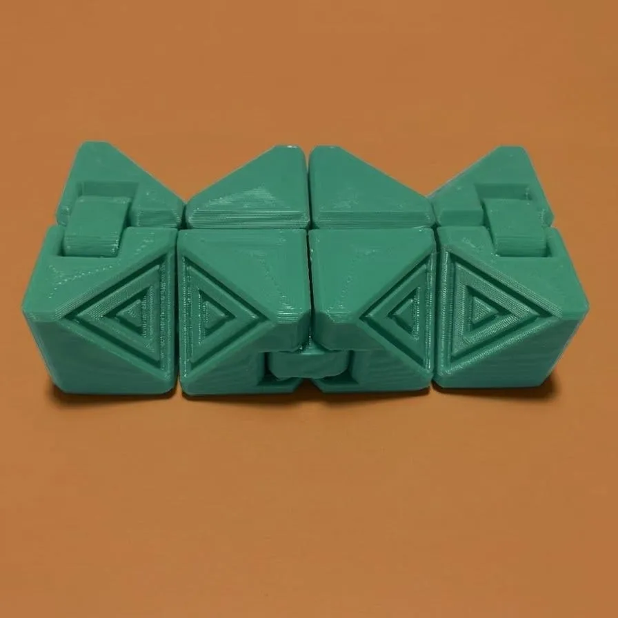 Cubo infinito impreso en PLA turquesa con triángulos en relieve en cada cara