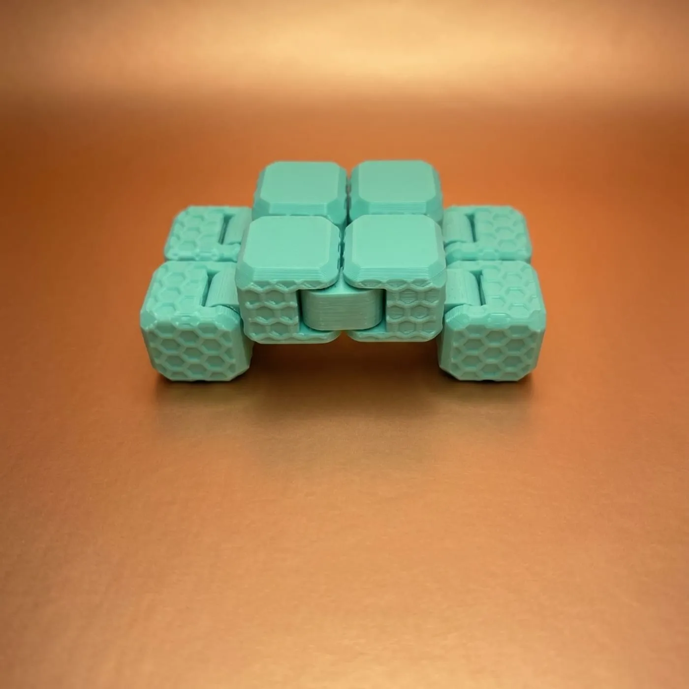 Cubo infinito impreso en PLA verde, articulado y sin tornillos