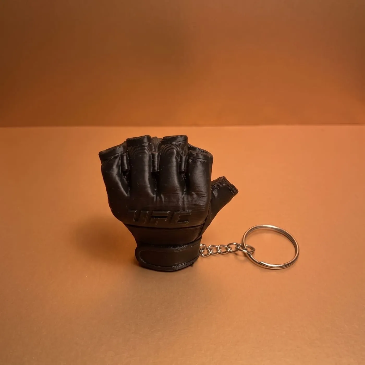 Llavero con forma de guante de MMA impreso en PLA negro