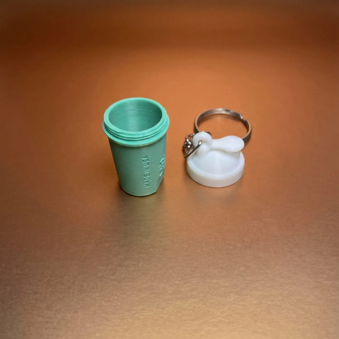 Llavero con forma de shaker impreso en PLA verde y blanco
